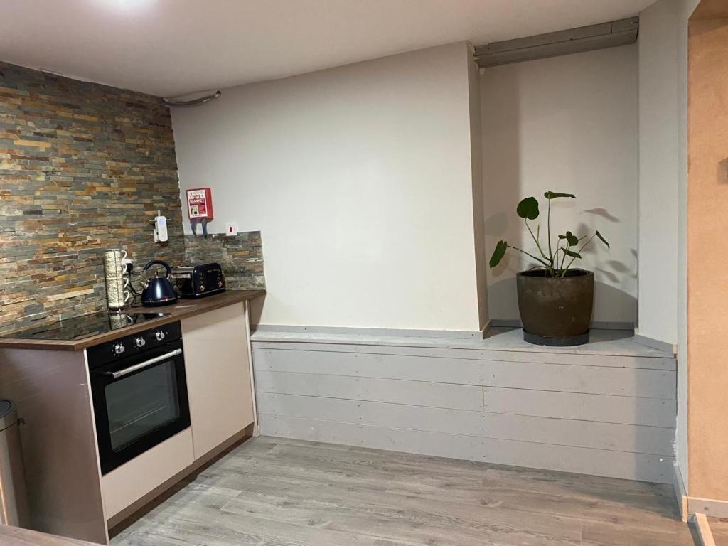 Treetops Flat4 Hall B28 * Birmingham